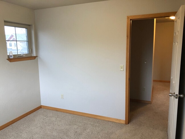 Building Photo - 3 bedroom Condo across from Outlaw Brewing!