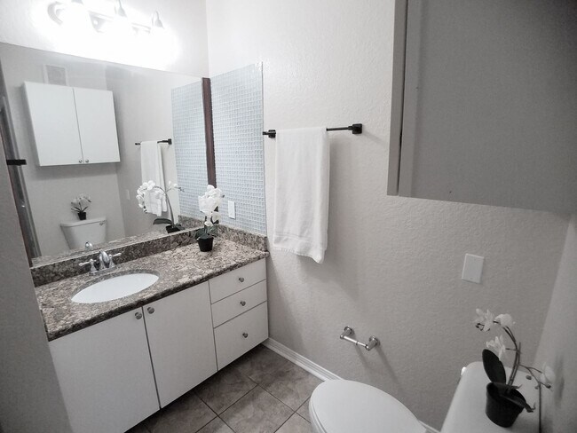 Building Photo - Beautiful 1/1 Pool View Condo x Rent @ Upt...