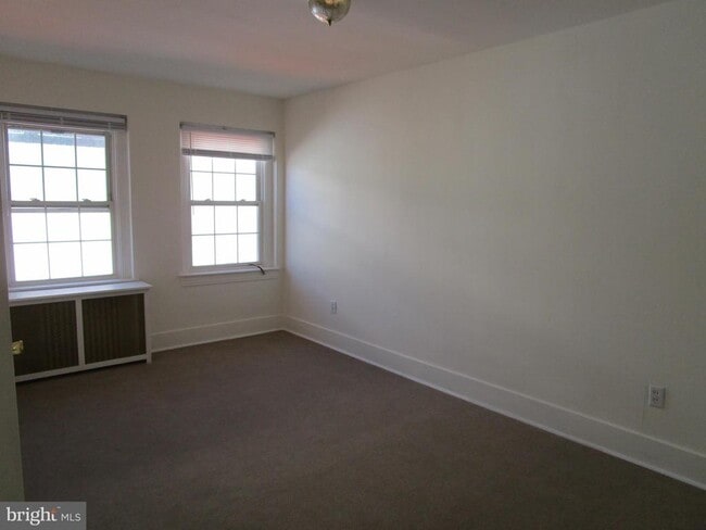 Building Photo - 385 E King St