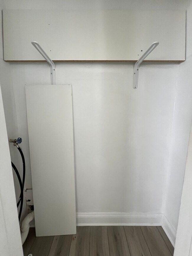Building Photo - Beautiful renovated 1 bedroom Condo with R...