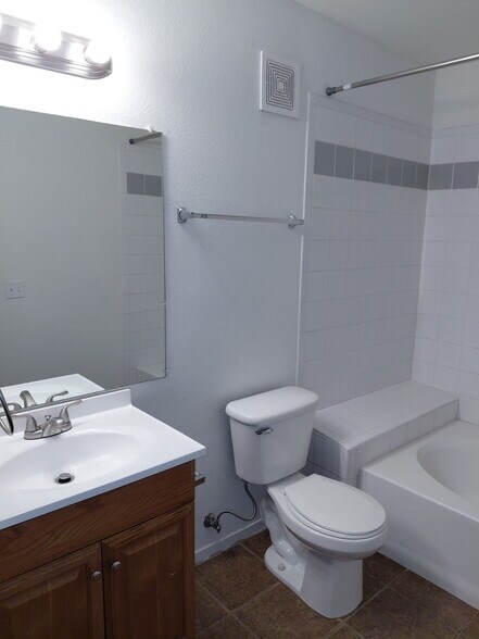 Building Photo - 7885 W Flamingo Rd