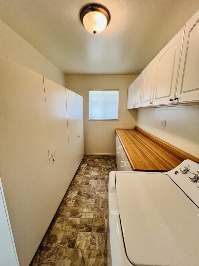 Building Photo - 500 River Oaks Dr