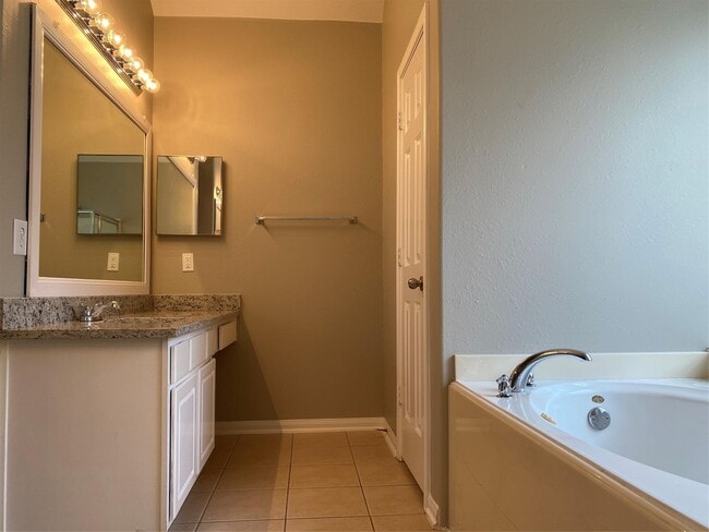 Building Photo - 18215 Linden Forest Ln