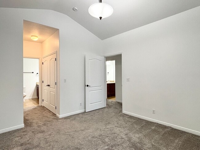 Building Photo - Beautiful Draper Townhome at Bella Monte!