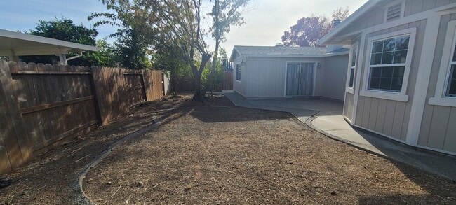 Building Photo - Adorable Single Story home with 3 bedroom and 2 bath