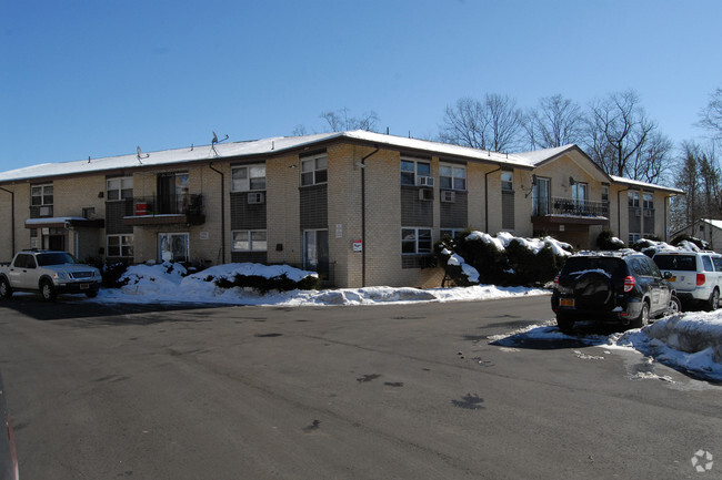 Building Photo - Country Squire Gardens