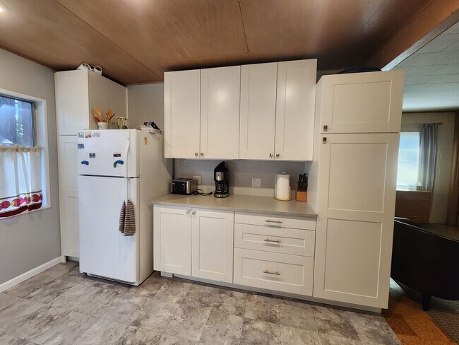 Building Photo - SKI LEASE: Close to Bus Line, Full Kitchen, 2 Living Areas