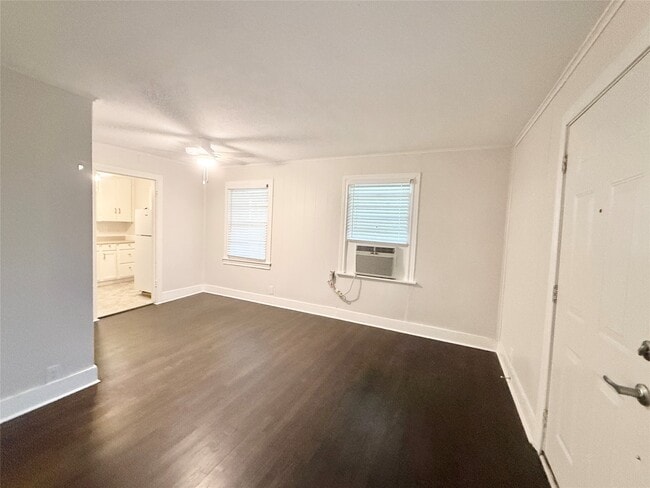 Building Photo - 119 Oak Dr