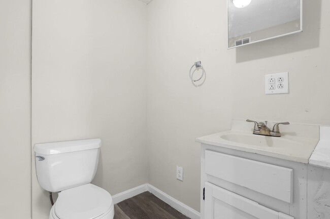 Building Photo - Updated 3 Bed Home