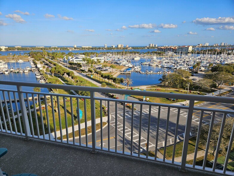 Building Photo - 404 S Beach St