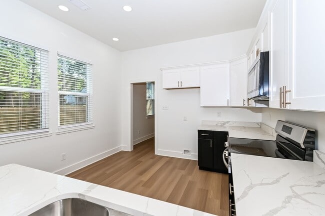 Building Photo - Charming Midtown Home Near Overton Park!