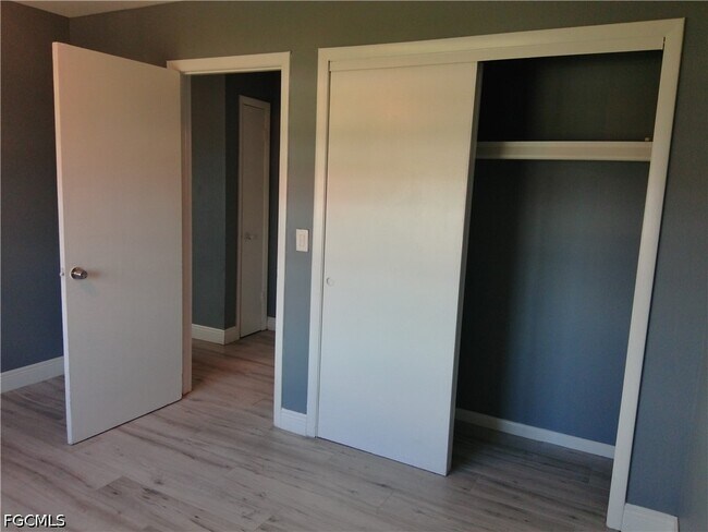 Building Photo - 893 Iris Dr