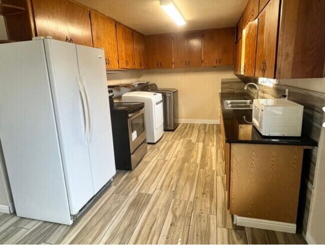 Building Photo - "Charming 2-Bedroom Oasis in Boise's Heart...
