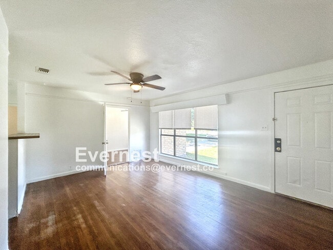 Building Photo - 618 Pilgrim Dr