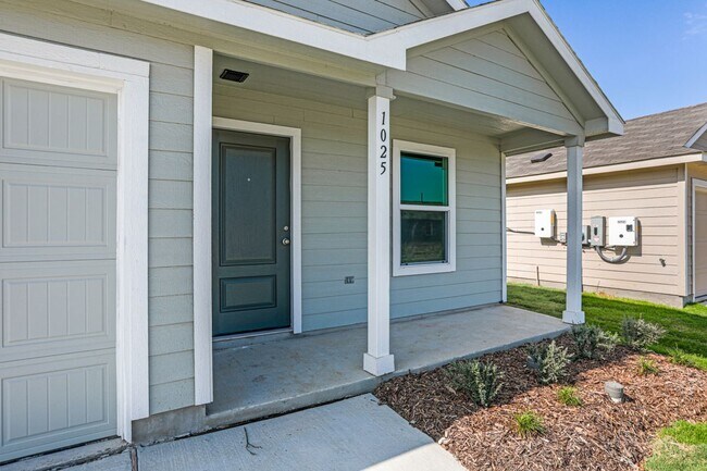 Building Photo - 1025 MacNab Dr