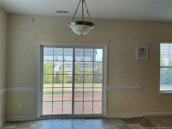 Building Photo - 825 Ronald Reagan Drive