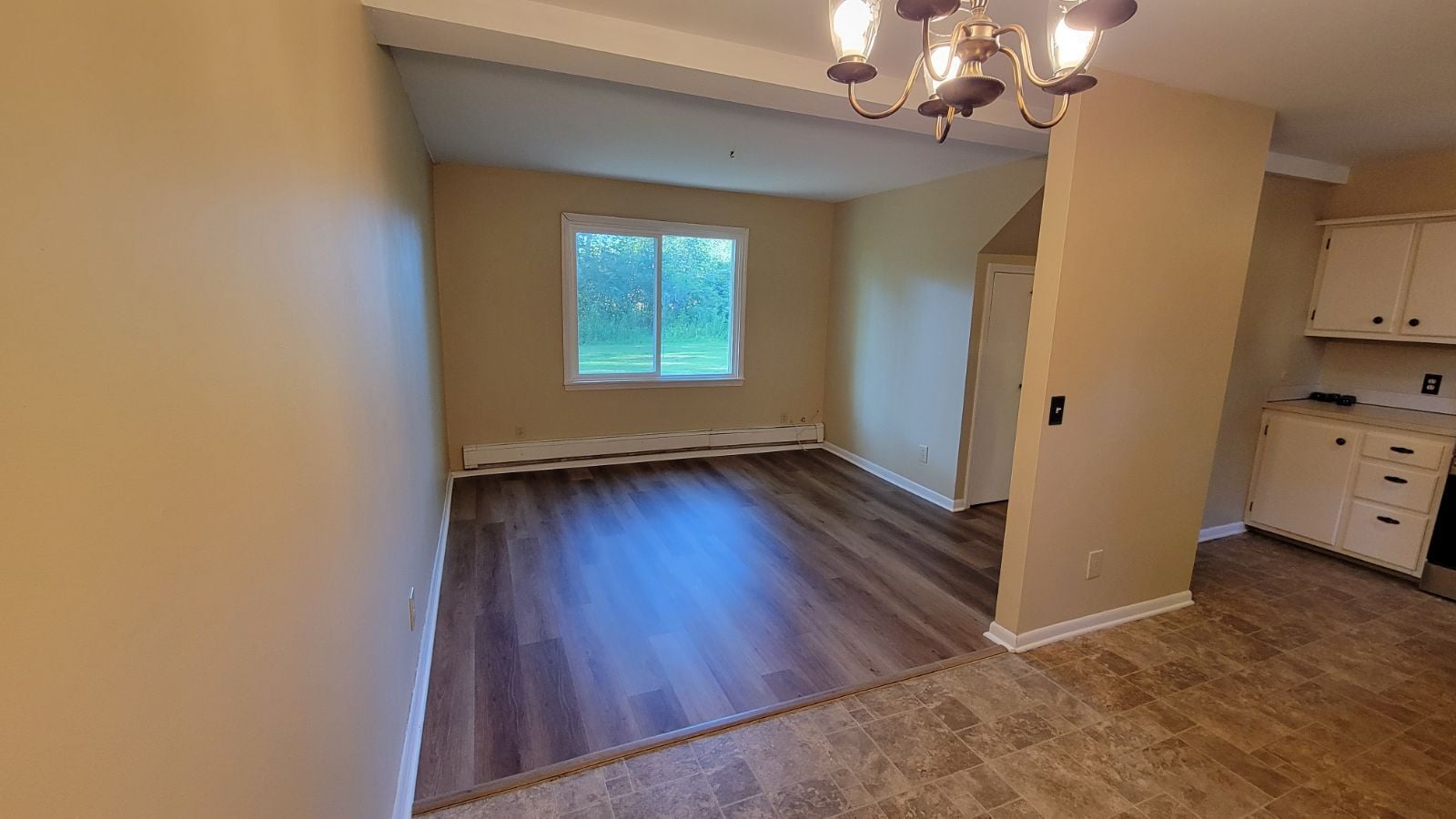 Living - 1646 Boies Rd