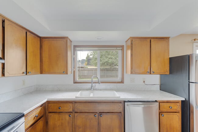 Building Photo - THREE BEDROOM IN MINT VALLEY