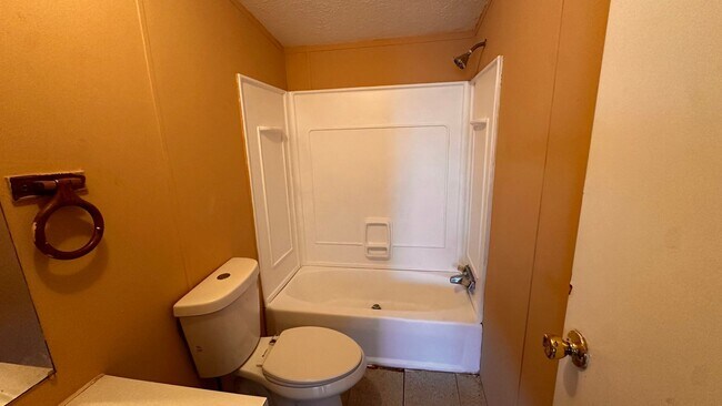 Building Photo - 3 bed 2 bath Mobile Home located in the he...