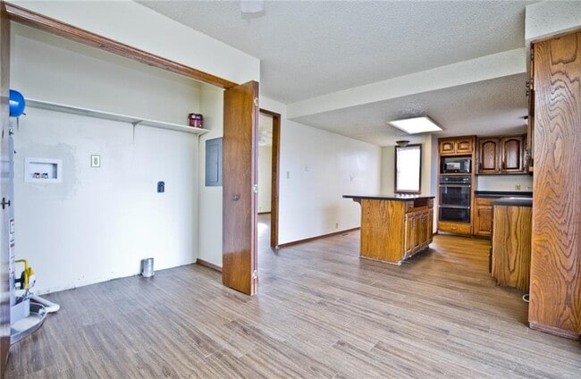 Building Photo - 726 McClure Ave