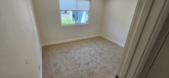 Building Photo - 2511 W Sunflower Ave