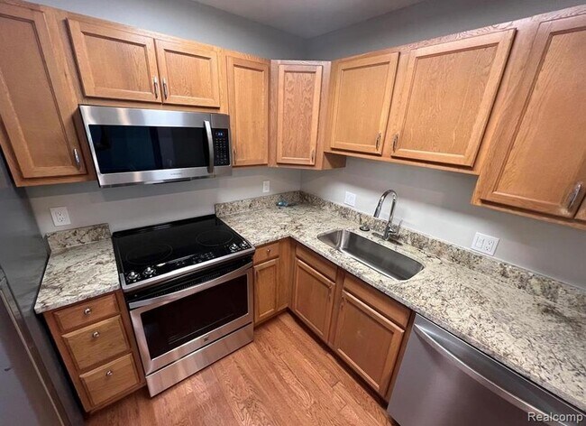 Building Photo - 2445 Torquay Ave