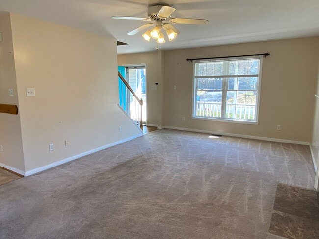 Building Photo - Great location In Mechanicsville! Three bedrooms plus bonus room/fourth bedroom, 2.5 baths and ga...