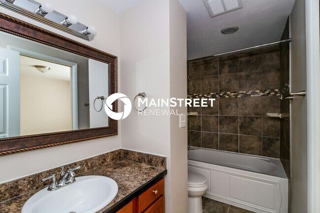 Building Photo - 4 Bedroom Pet-Friendly Home in Louisville, KY with Main Street Renewal