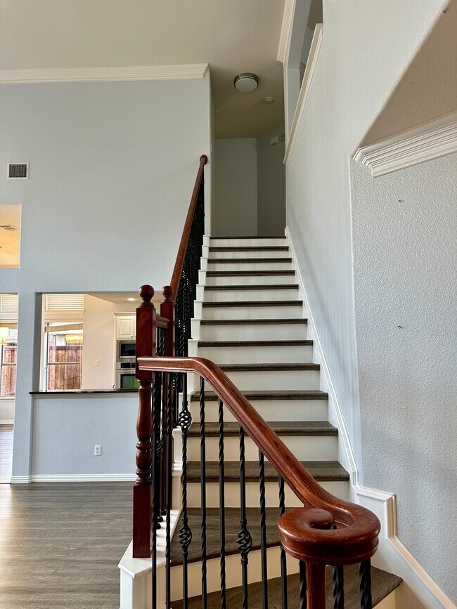 Building Photo - 928 Falcon Dr