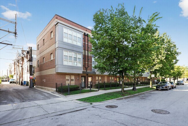 Building Photo - Charming 2BR Townhome in Chicago