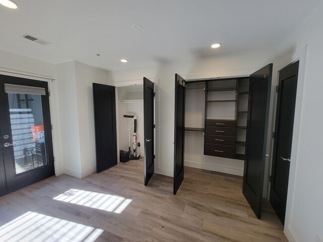 Building Photo - 724 Taylor St NW