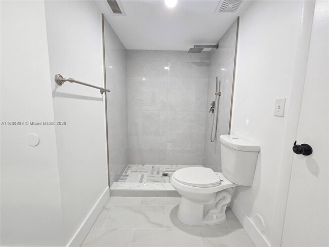 Building Photo - 2831 N Oakland Forest Dr