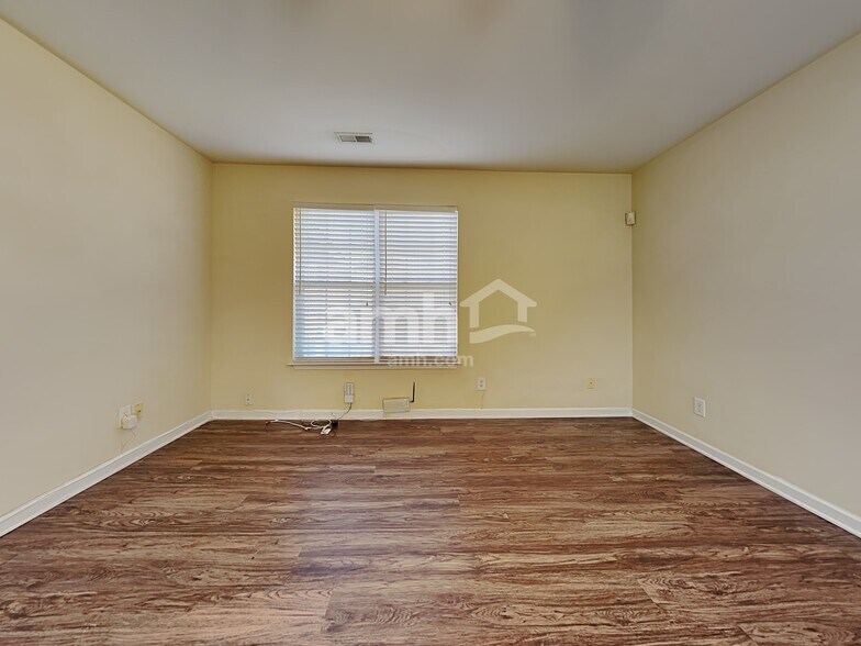 Building Photo - 3005 Quail Oaks Dr