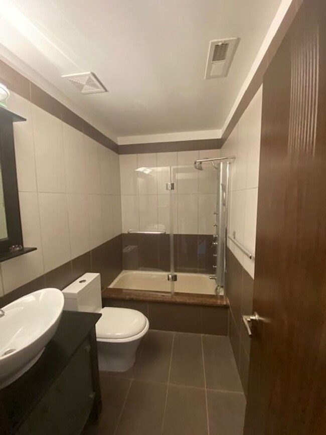 Building Photo - Two Bedroom Three Bathroom Condo in Hollan...