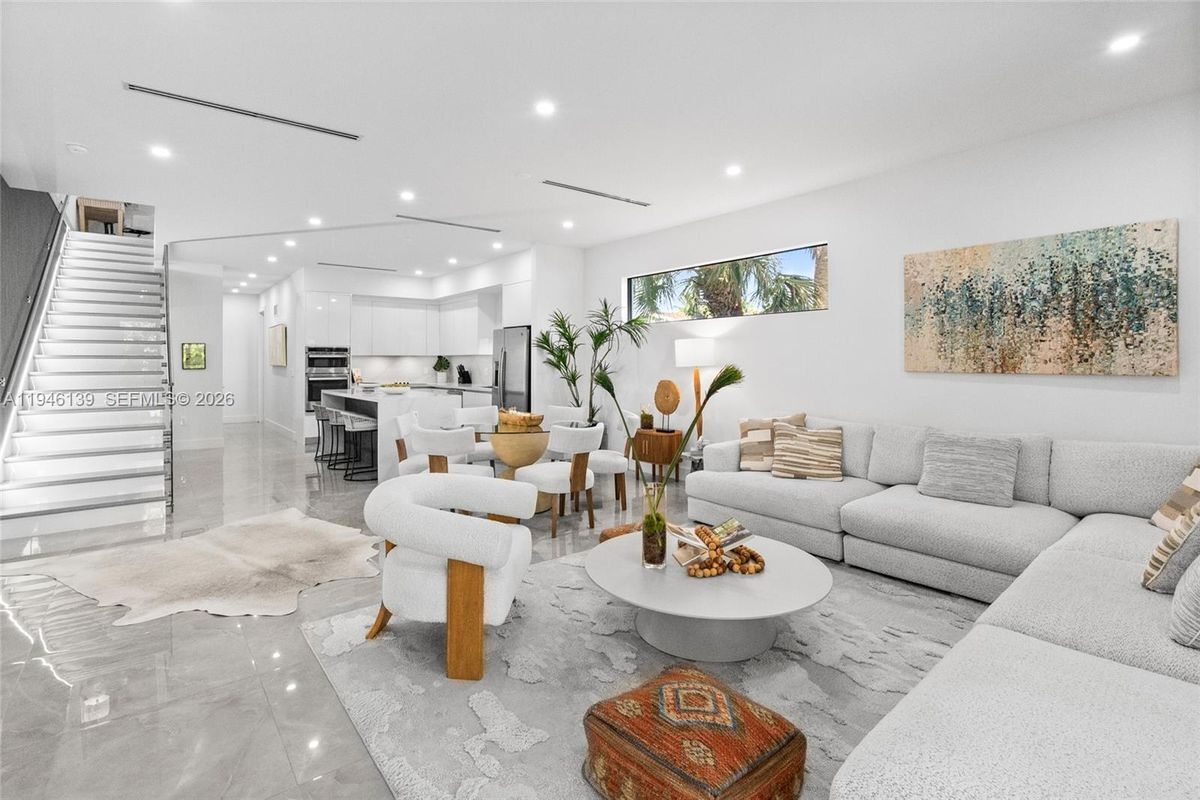 Building Photo - 325 SW 16th St