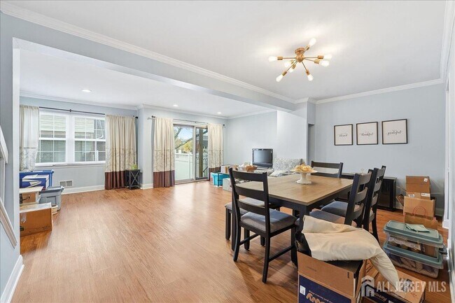 Building Photo - 2606 Trafalgar Square