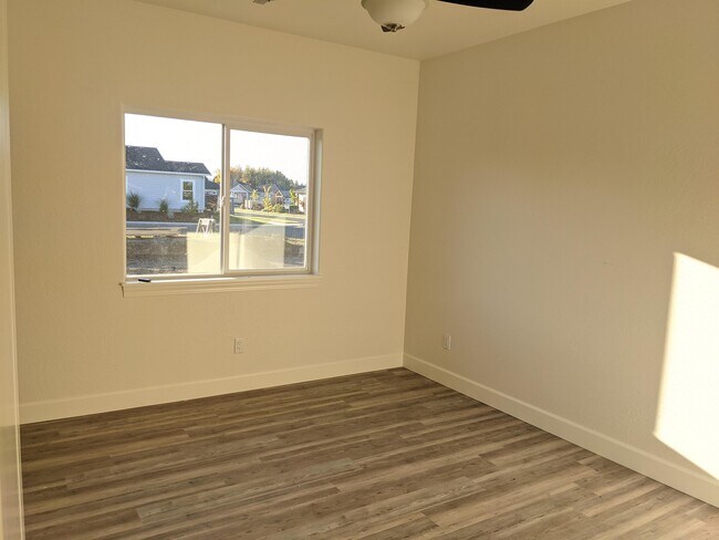 Building Photo - 475 Cheney Loop