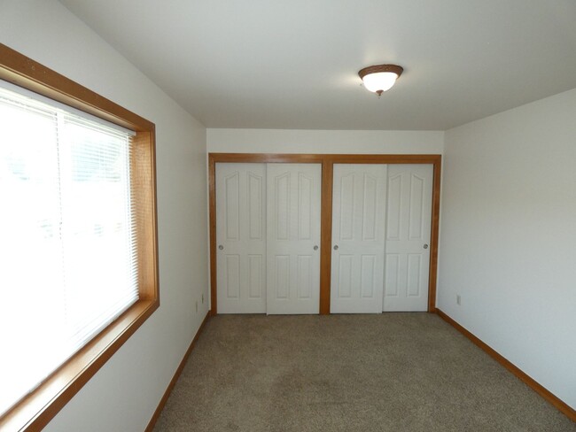 Building Photo - APPLICATION PENDING - Quiet living close t...