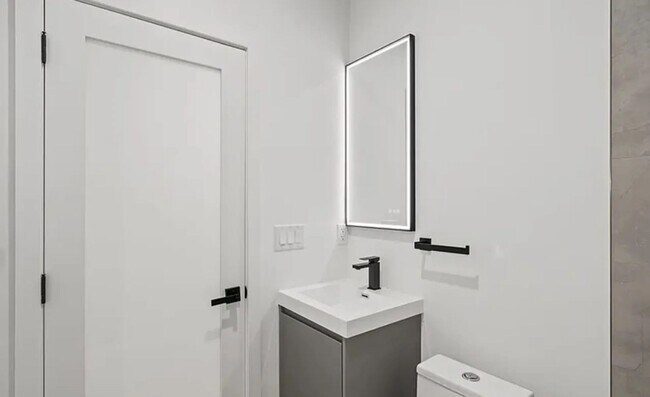 Building Photo - Luxury New Construction Townhome