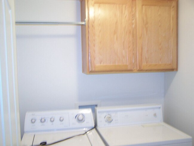 Building Photo - Cozy 2 Bed 2 Bath