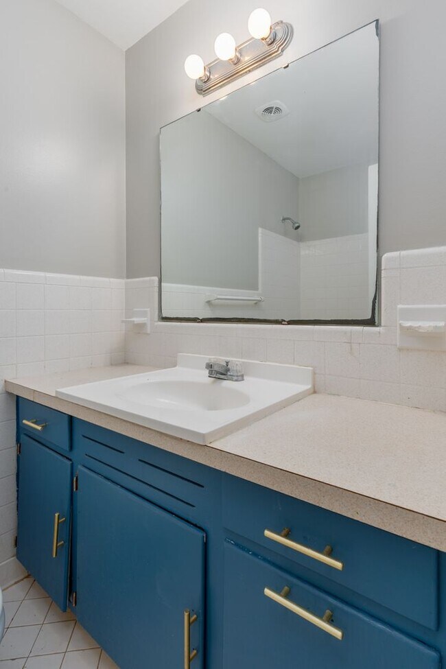 Building Photo - Charming ranch - style home in an unbeatab...
