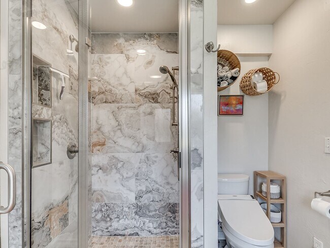Building Photo - Fully Furnished Short Term Rental