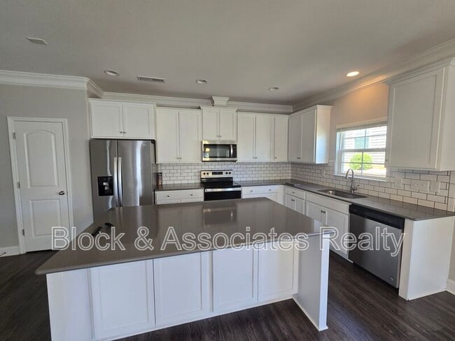 Building Photo - 5553 Marblehead Dr