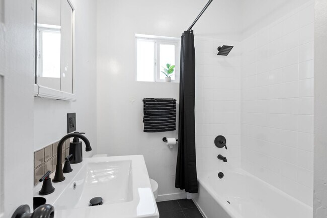 Building Photo - REMODELED HUGE BRIGHT 2400sf 4BR/3.5BA Havenscourt Split Level Home w Cottage AVAIL NOW