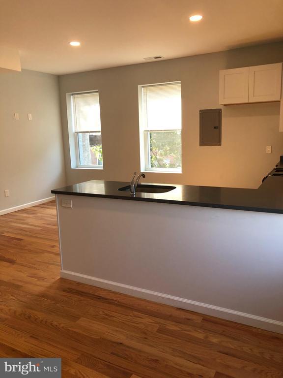 Building Photo - 441 Leverington Ave