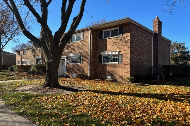 Building Photo - 689 E Fox Hills Dr