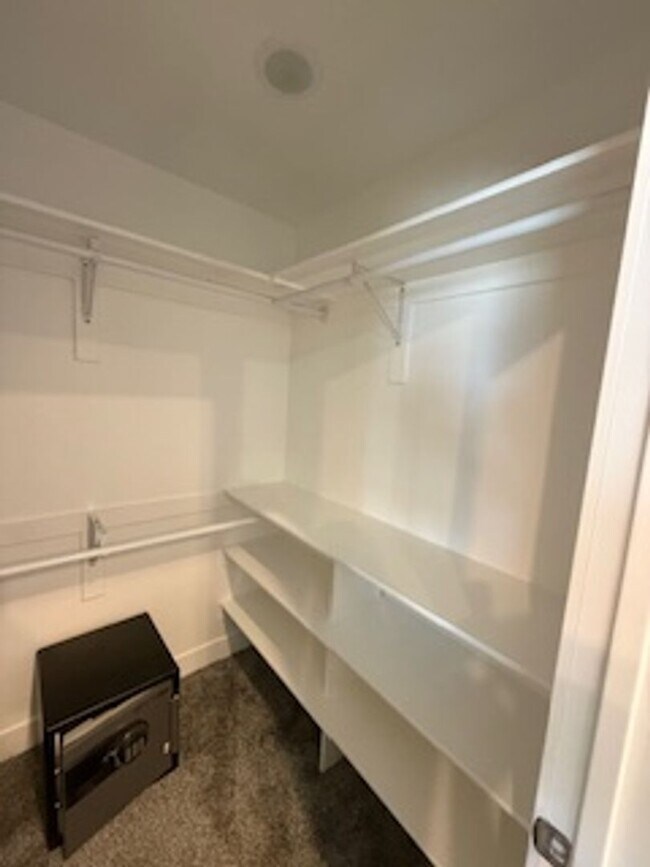 Building Photo - Marvelous