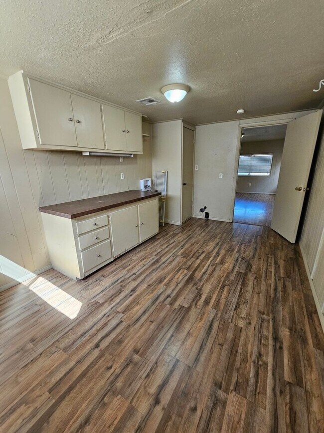 Building Photo - (2) Bed/(1) Bath w/ (2) Living Areas + Uti...