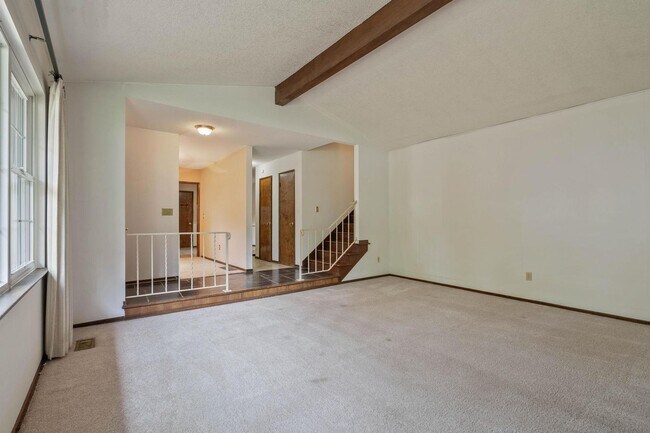 Building Photo - Spacious, well-cared for 4-bdrm/3-bath split-level—Family/laundry rooms, backyard, garage