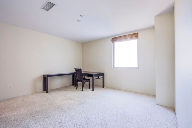 Building Photo - Absolutely stunning high rise loft at Metr...